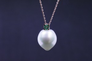 Rose gold pendant withaustralian baroque pearl and emerald