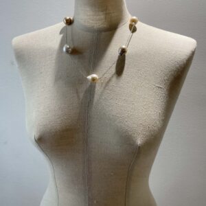 Collana in oro bianco e perle barocche